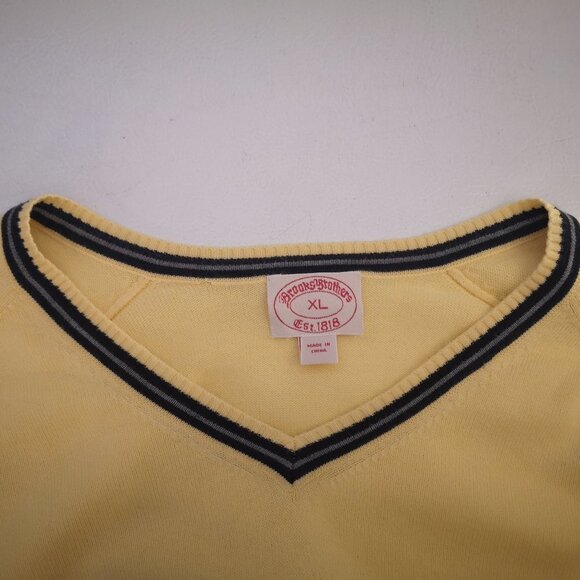 Brooks Brothers Men's Size XL Yellow Lightweight V-neck Sweater - Picture 4 of 9